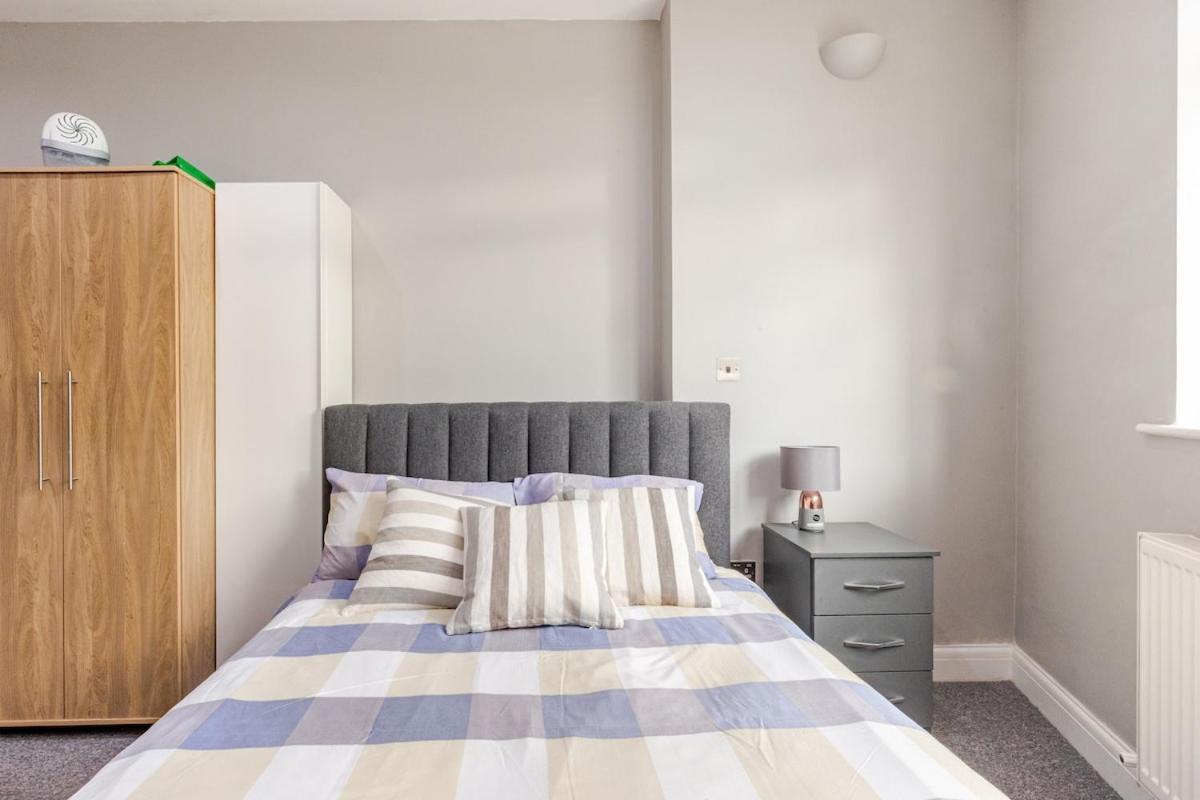 Zone 2 Spacious Two-bedroom With Parking Londres